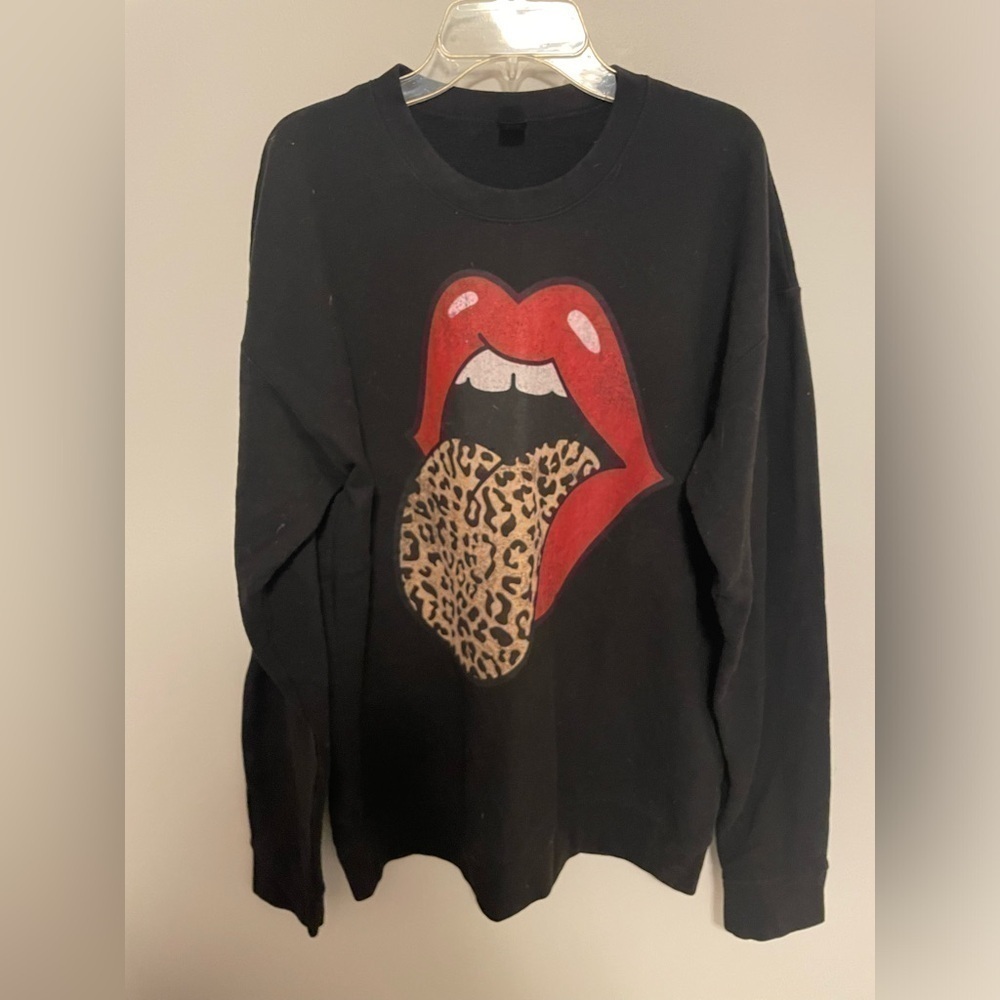 🎉2/$15 Graphic Sweater Medium